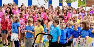 Elementary school kids serenade Verona Cancer Center patients 